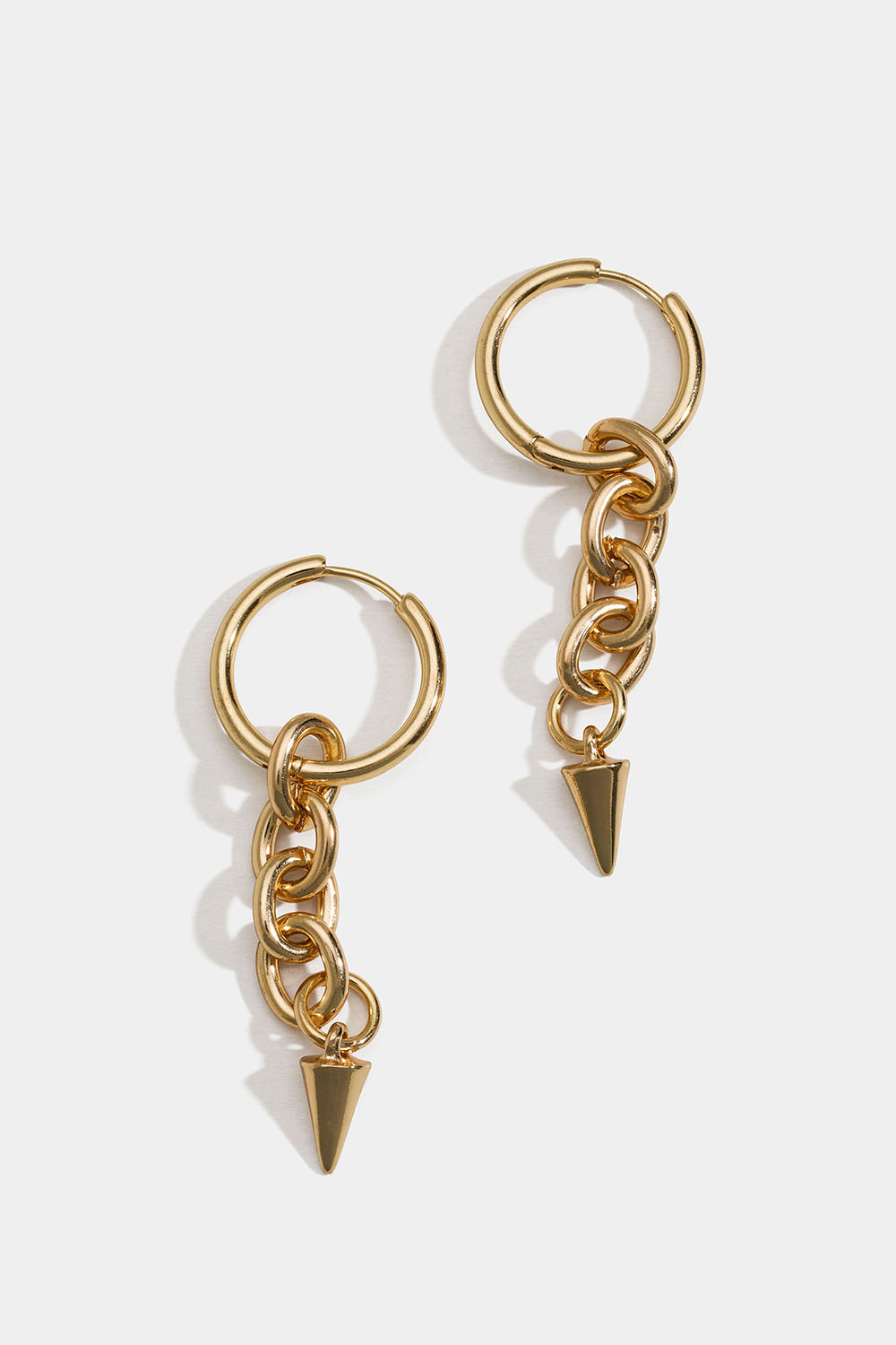 Guldfärgad hoop med kedja och nit