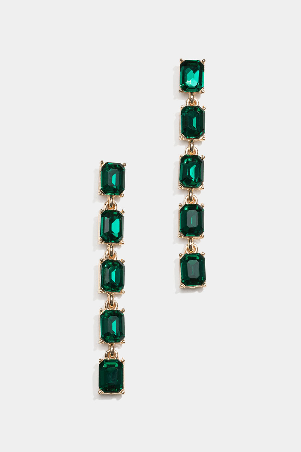 Långa guldfärgade örhängen med gröna glasstenar
