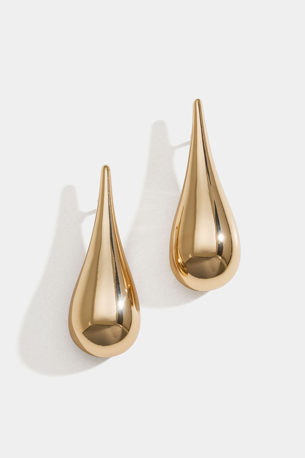 Långa droppformade örhängen i guldfärg