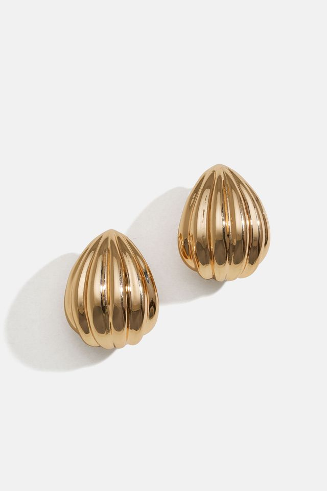 Guldfärgade räfflade örhängen i droppform
