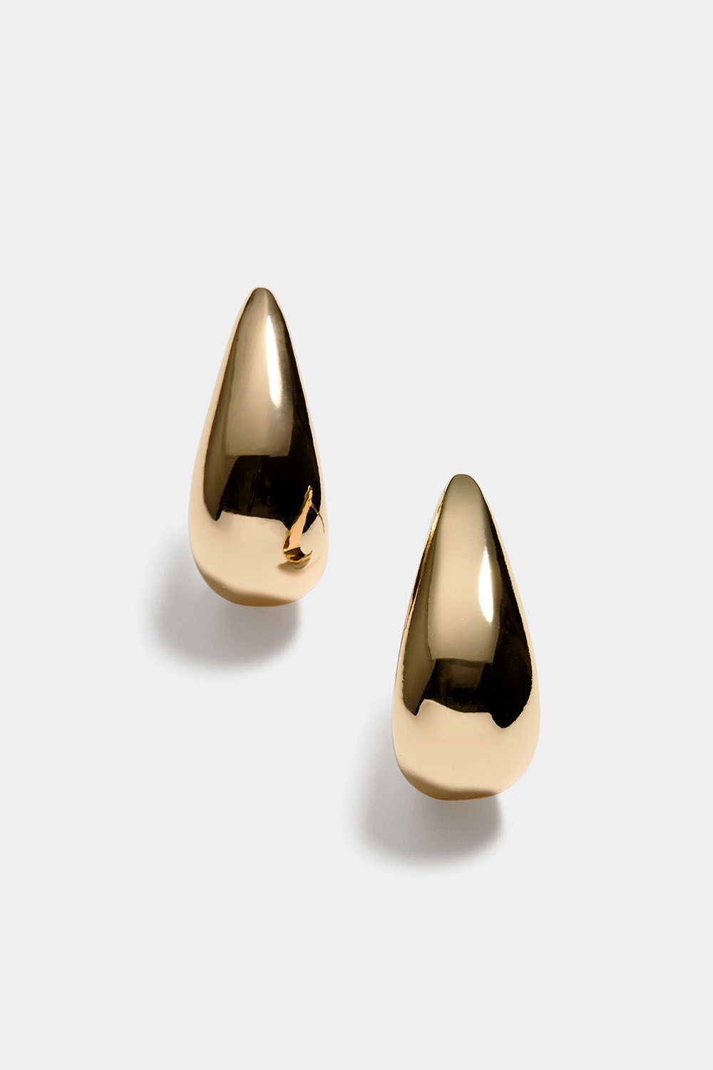 Guldfärgade hoops med droppform