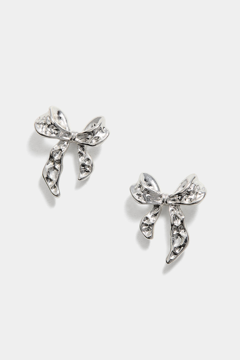 Studs med hamrade rosetter