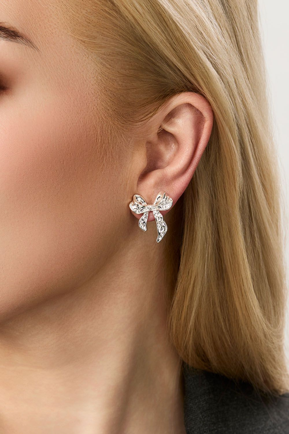 Studs med hamrade rosetter