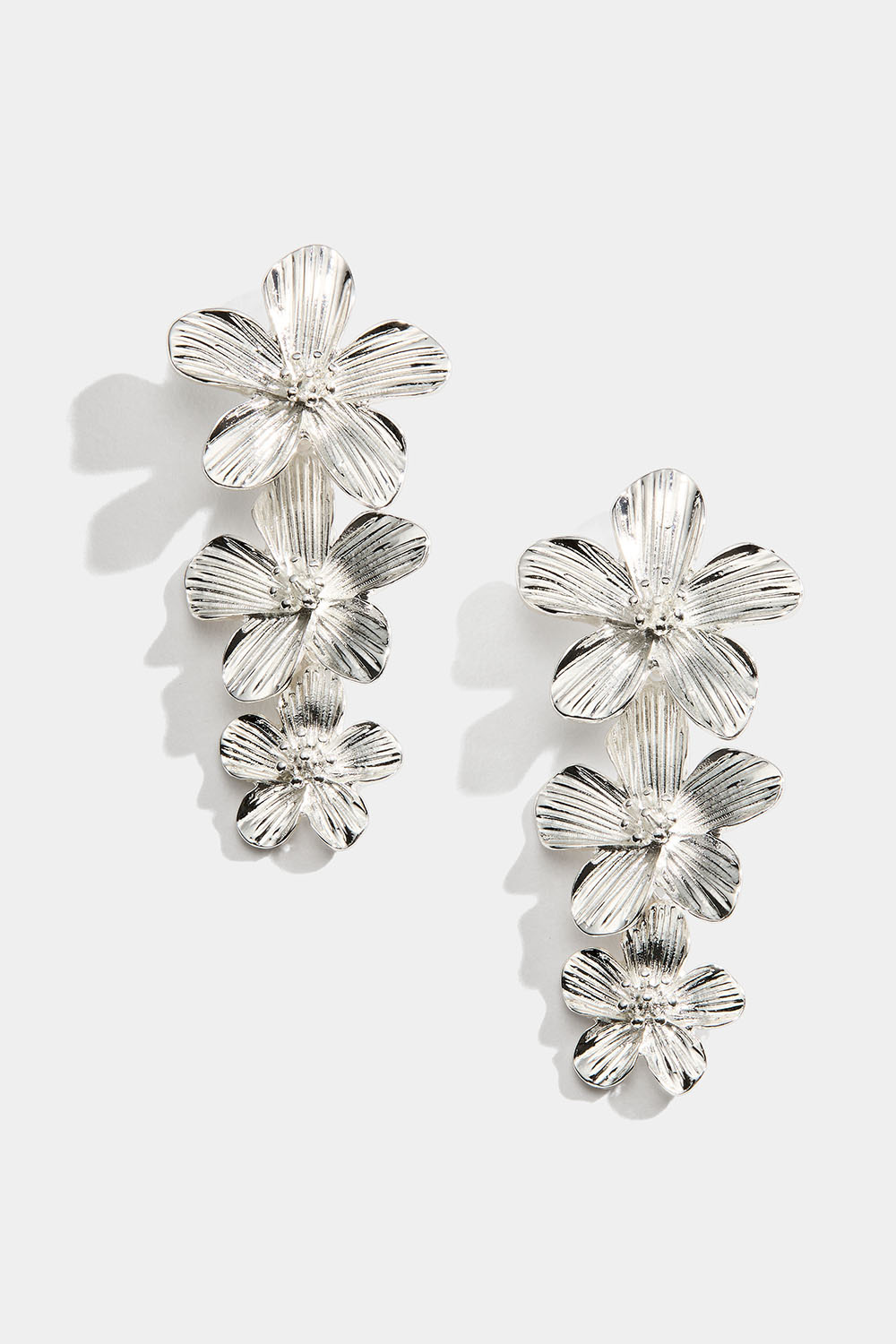 Silverfärgade örhängen med 3 blommor