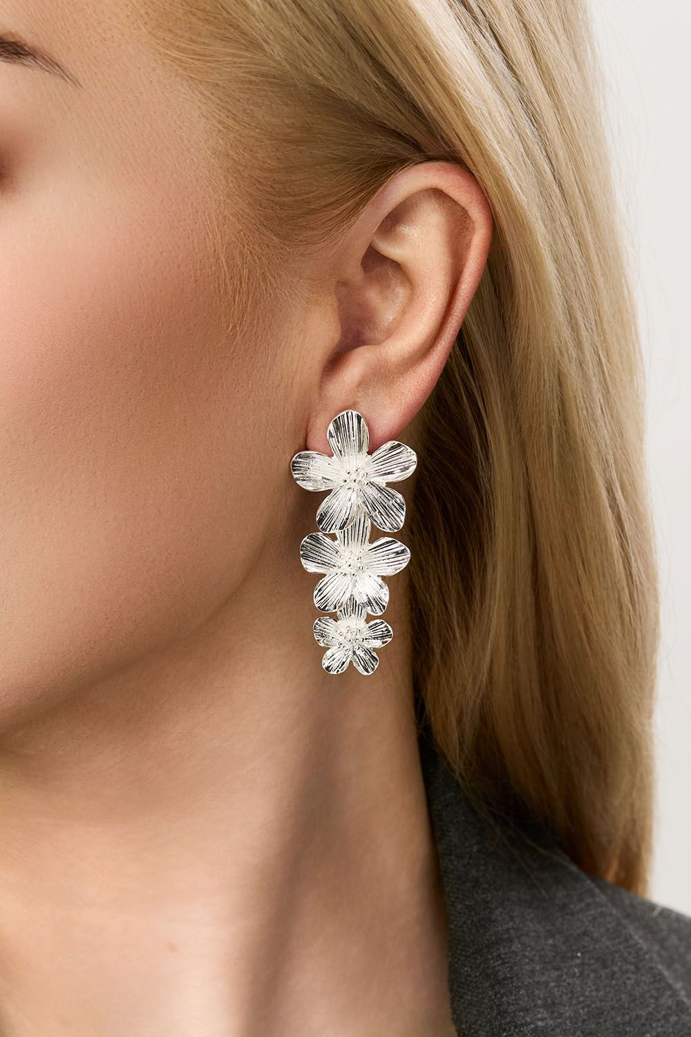 Silverfärgade örhängen med 3 blommor