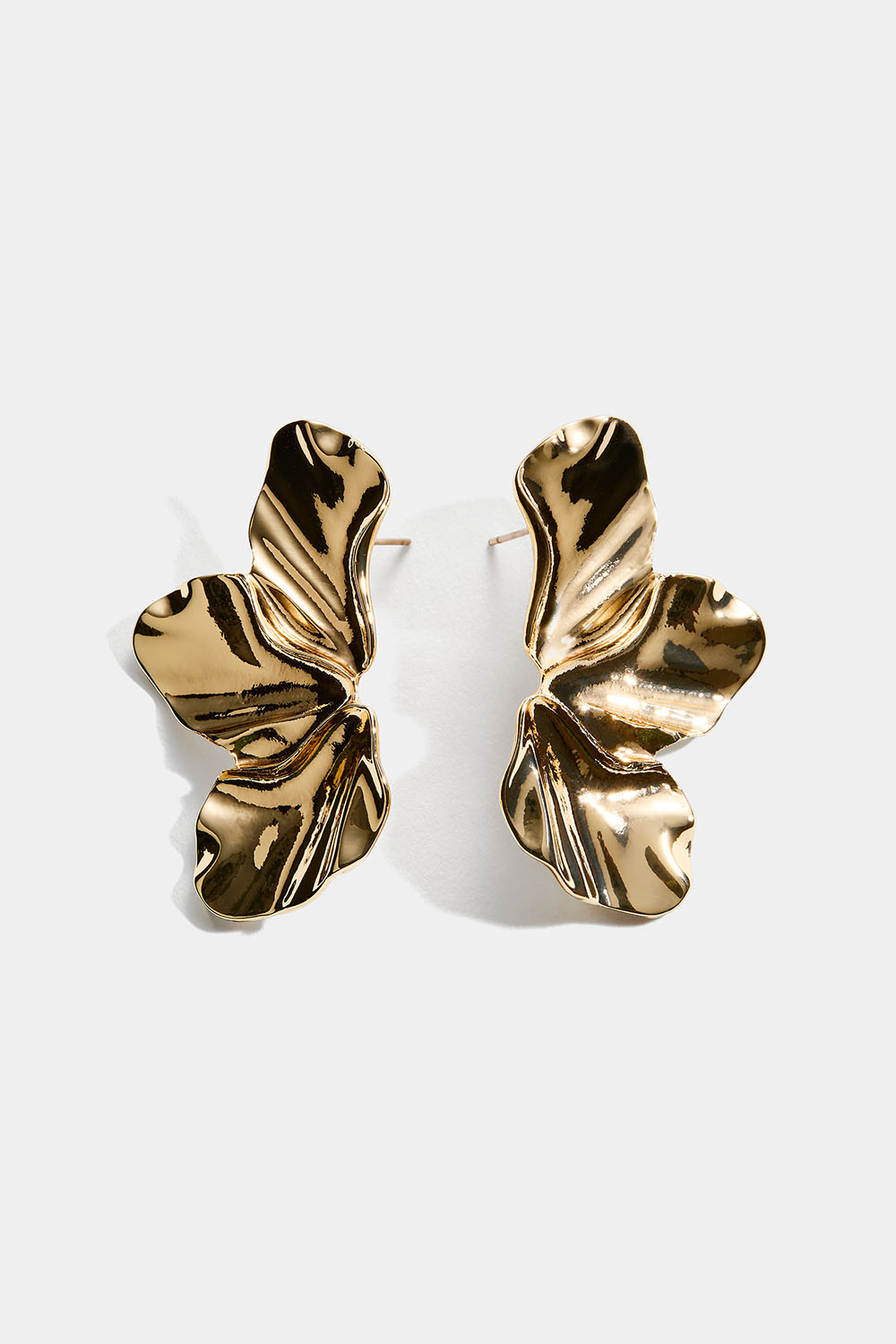 Guldfärgade örhängen med blomblad