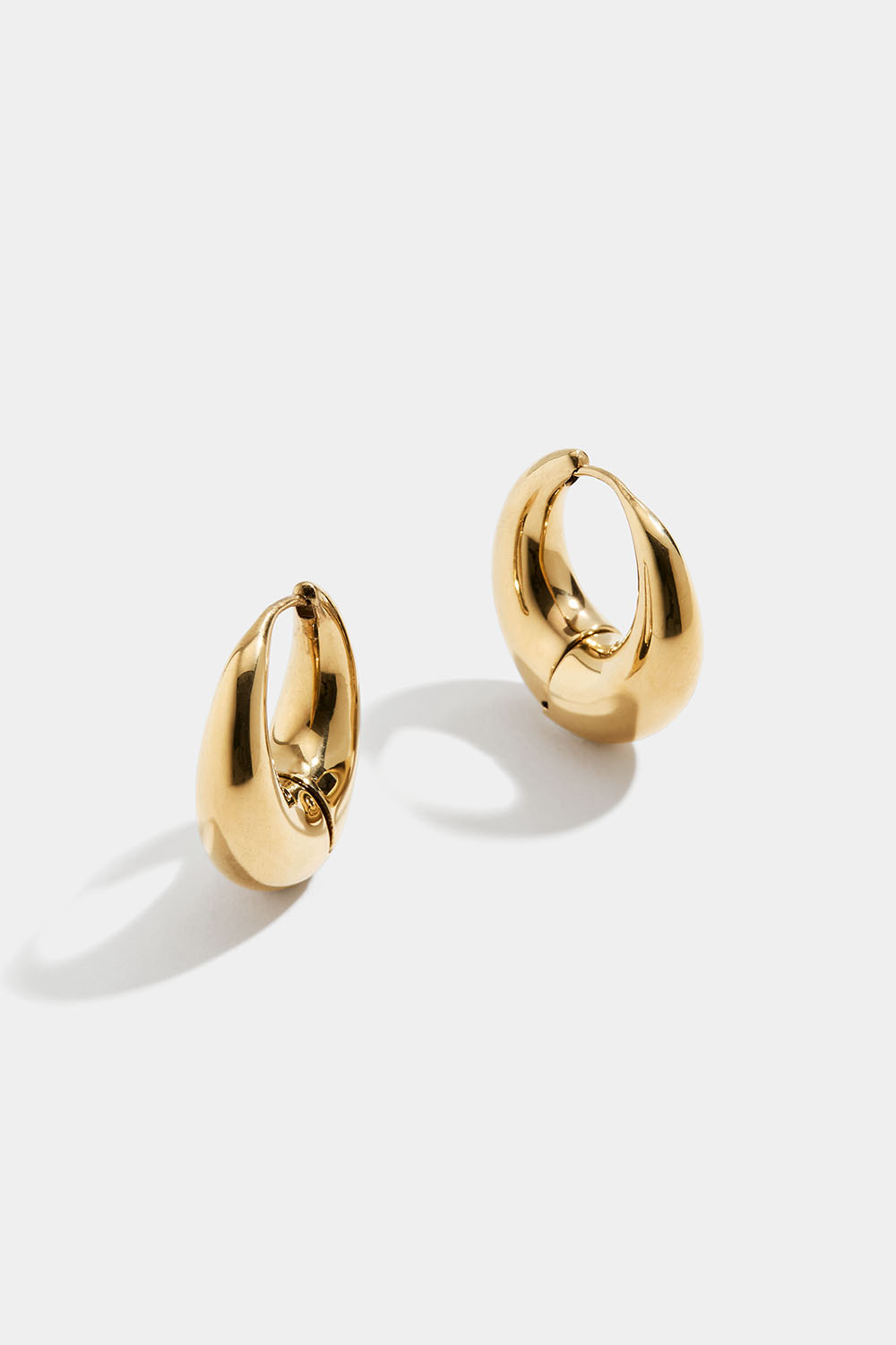 Kraftiga hoops i blank stål med 18k guld