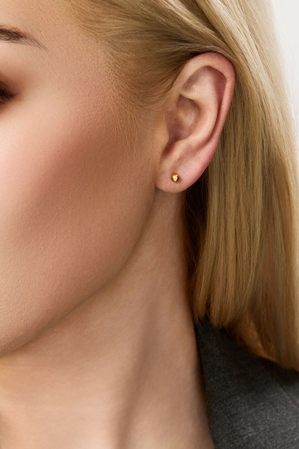 Små studs i stål med 18k guld