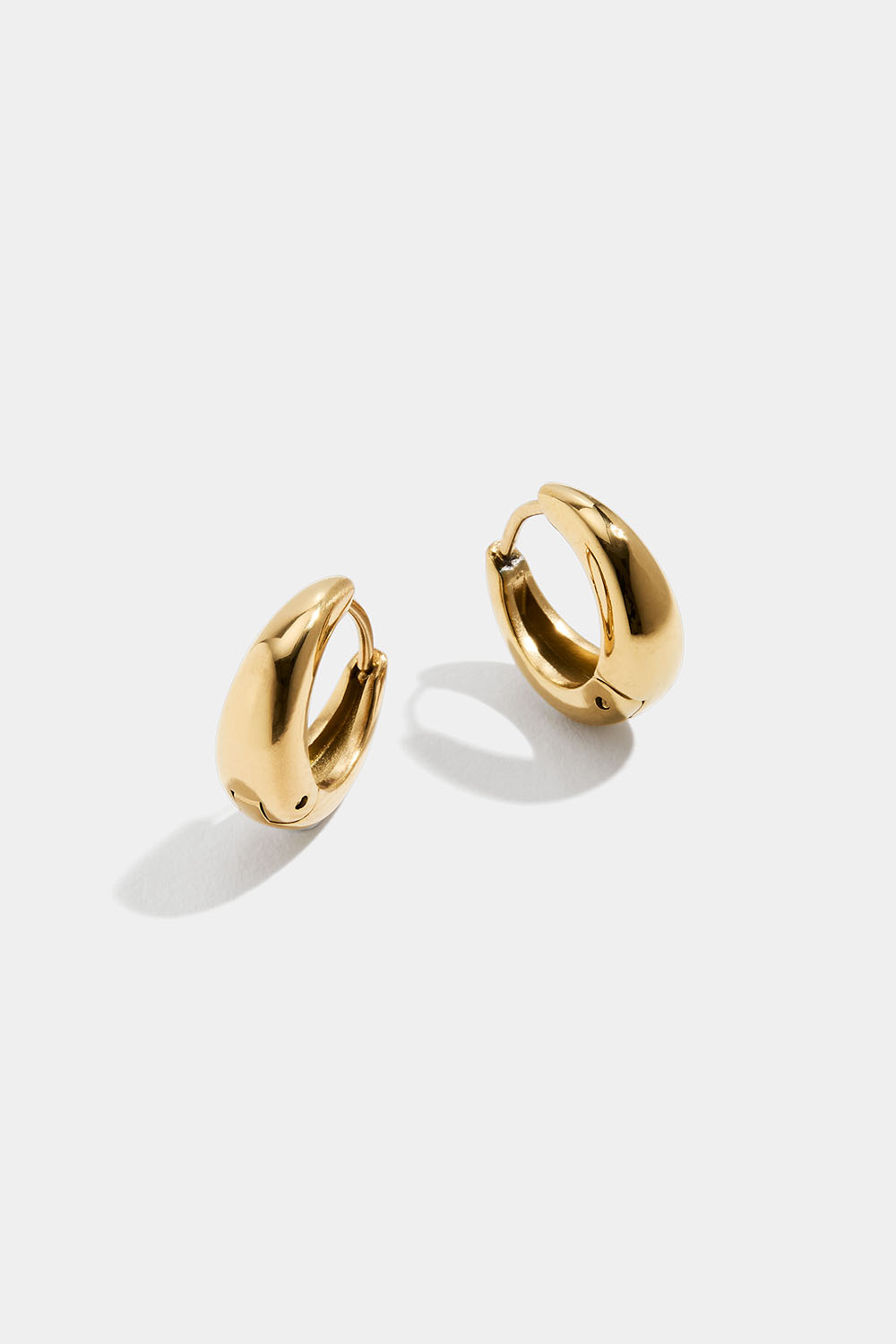 Små hoops i stål med 18k guld i droppform