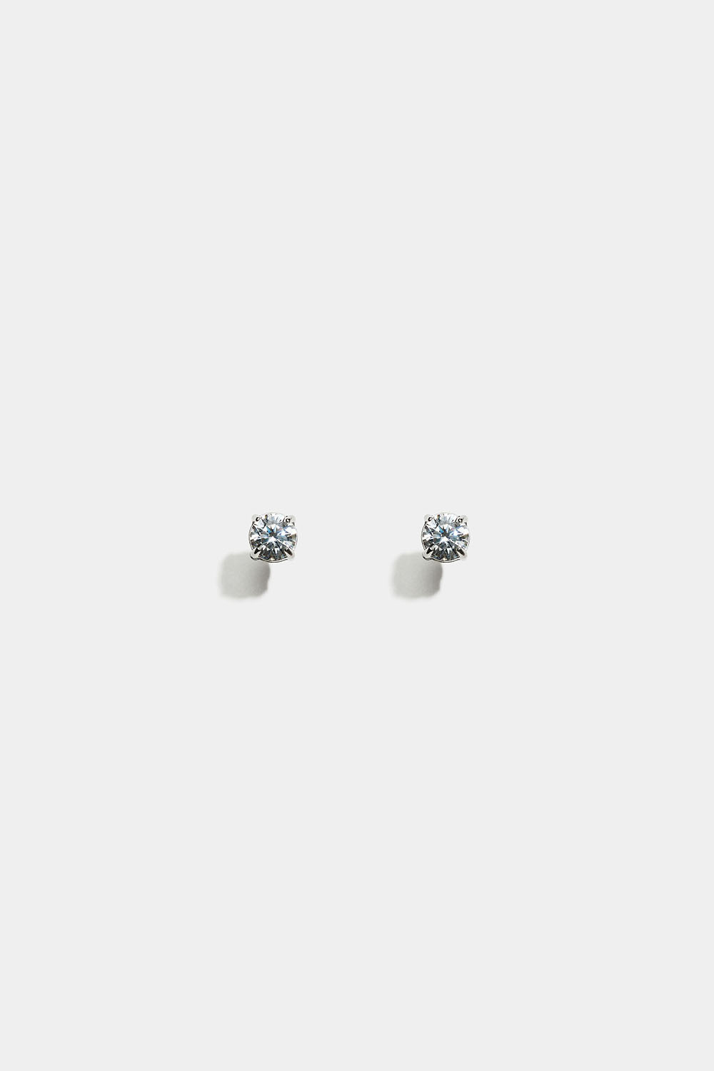 Små studs i stål med Cubic Zirconia