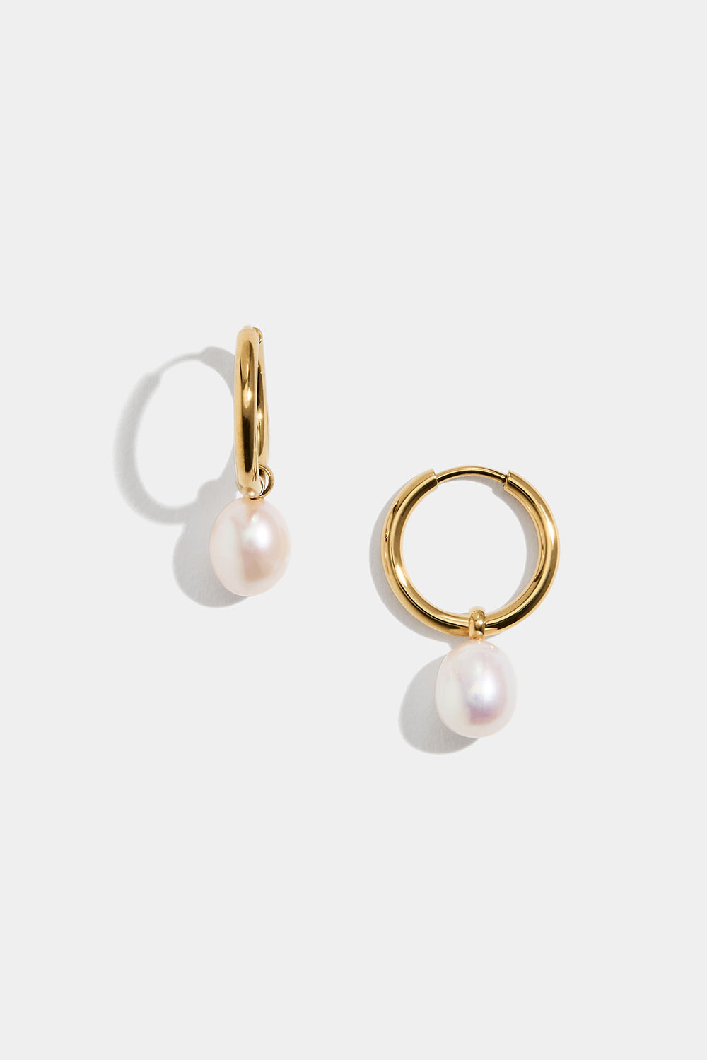 Hoops i stål med 18k guld och pärlhänge