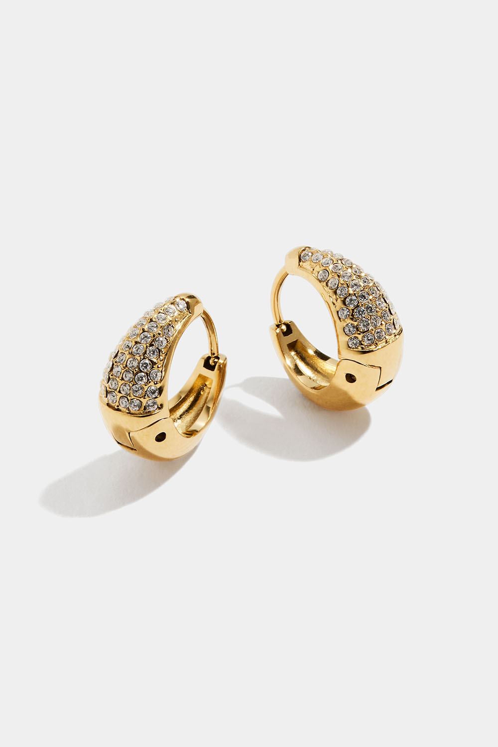 Hoops i stål med 18k guld i droppform och Cubic Zirconia