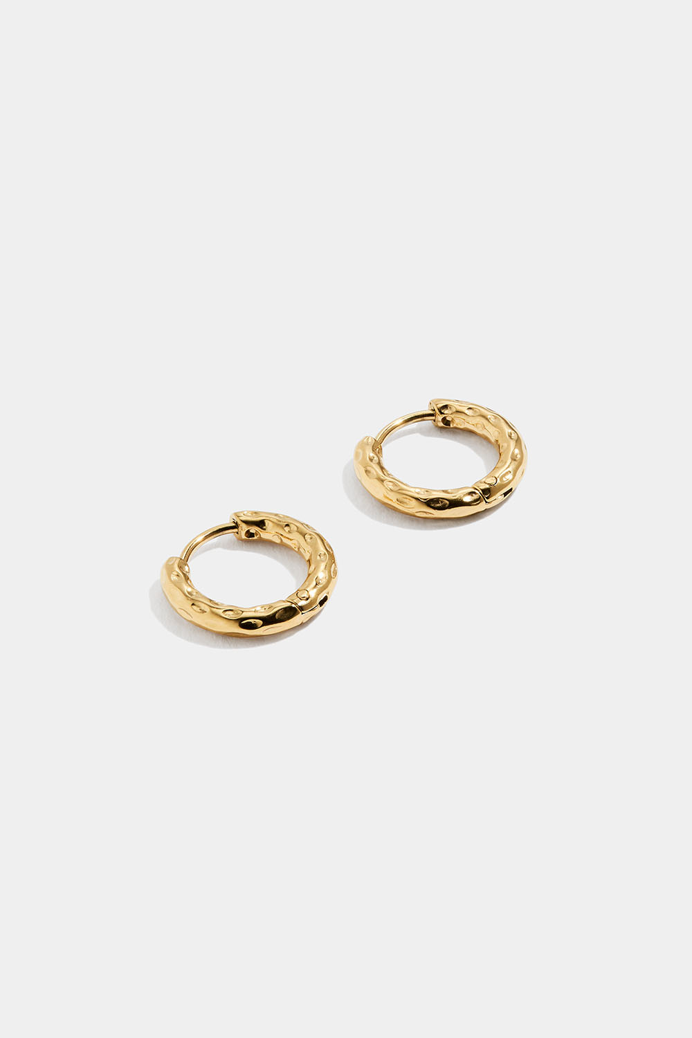 Små hamrade hoops i stål med 18k guld 