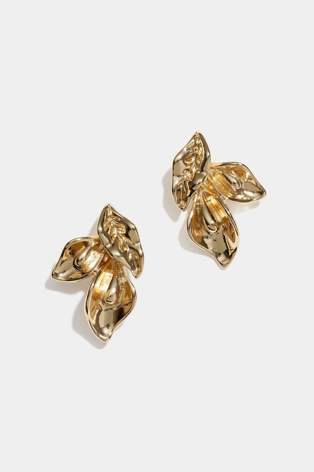 Guldfärgade örhängen med bladformer