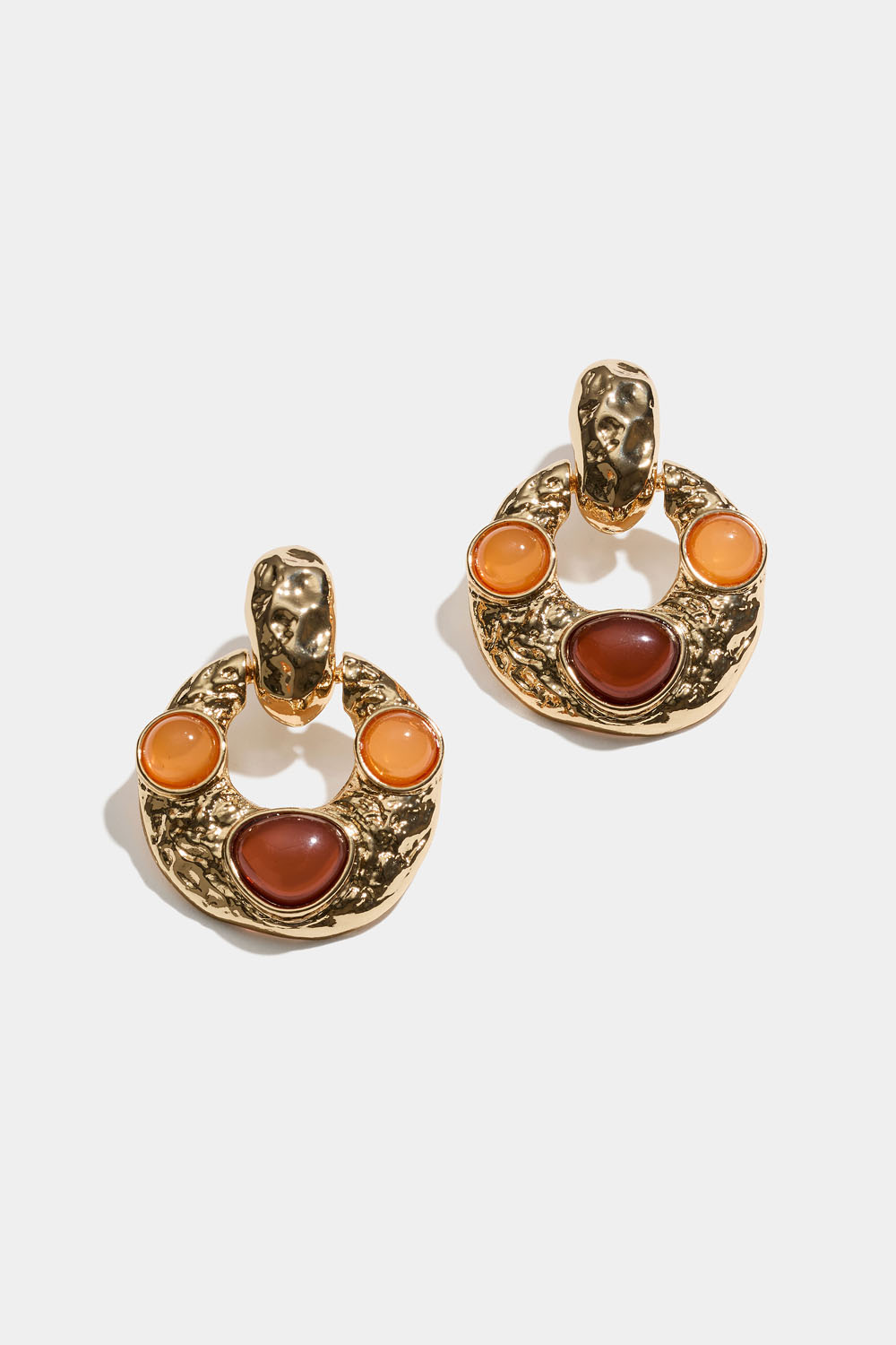 Hamrade örhängen med färgrika detaljer