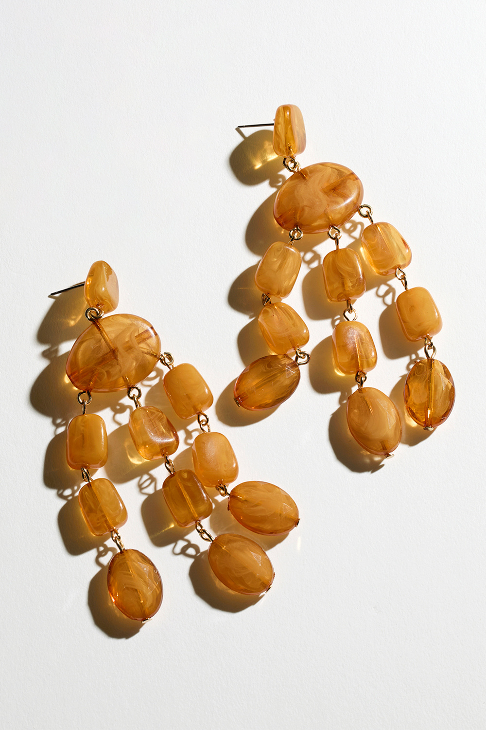 Örhängen med brunorangea marmorerade pärlor