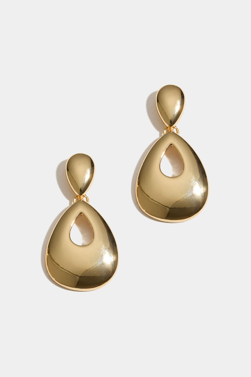 Guldfärgade örhängen med hängande droppform