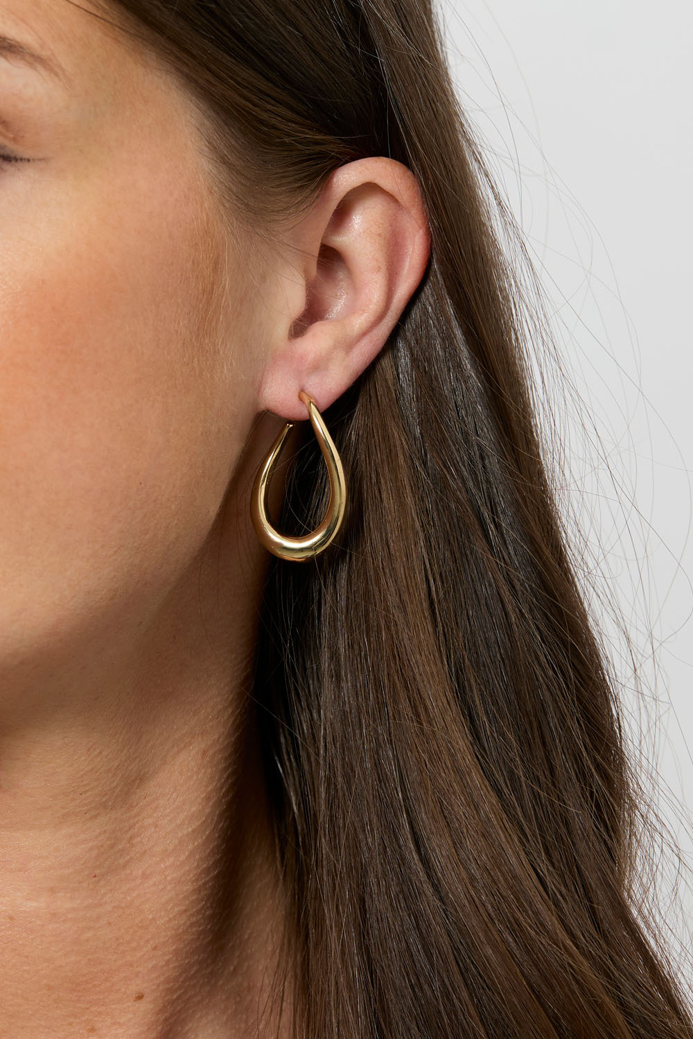 Guldfärgade hoops med vågig form