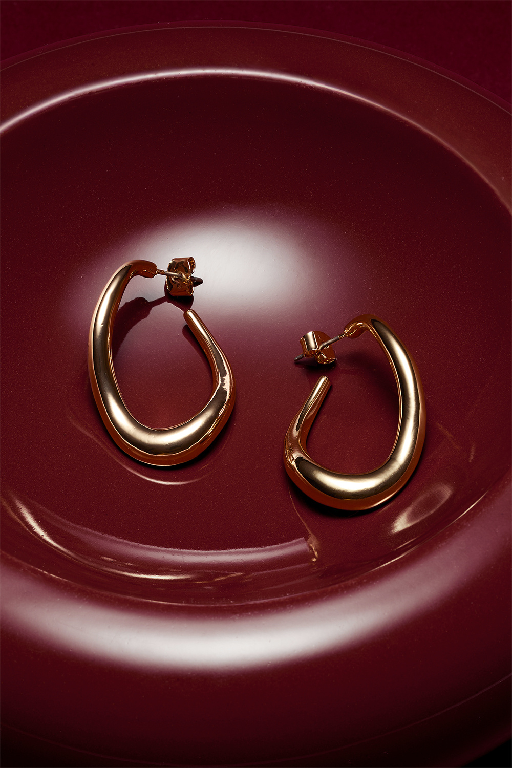 Guldfärgade hoops med vågig form
