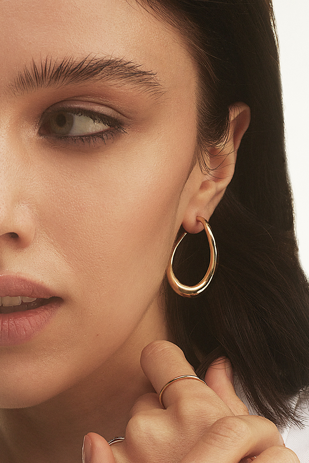 Guldfärgade hoops med vågig form
