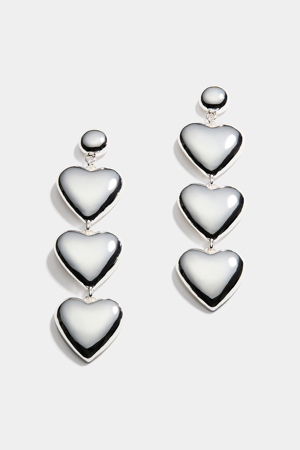 Långa örhängen med tre hjärtan
