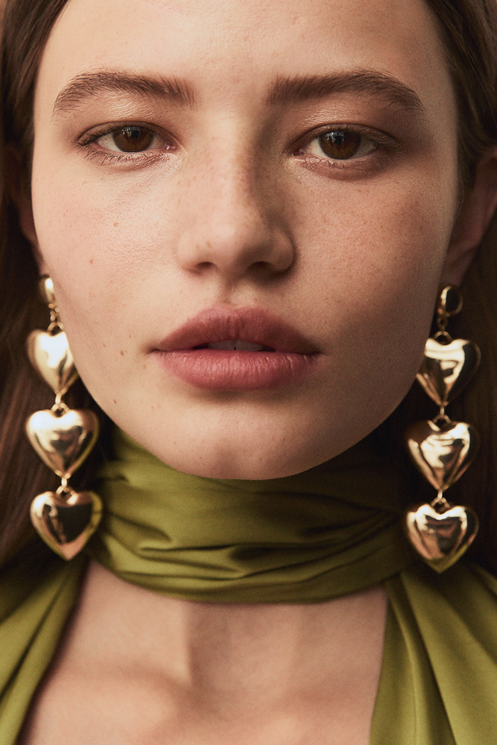 Guldfärgade långa örhängen med tre hjärtan