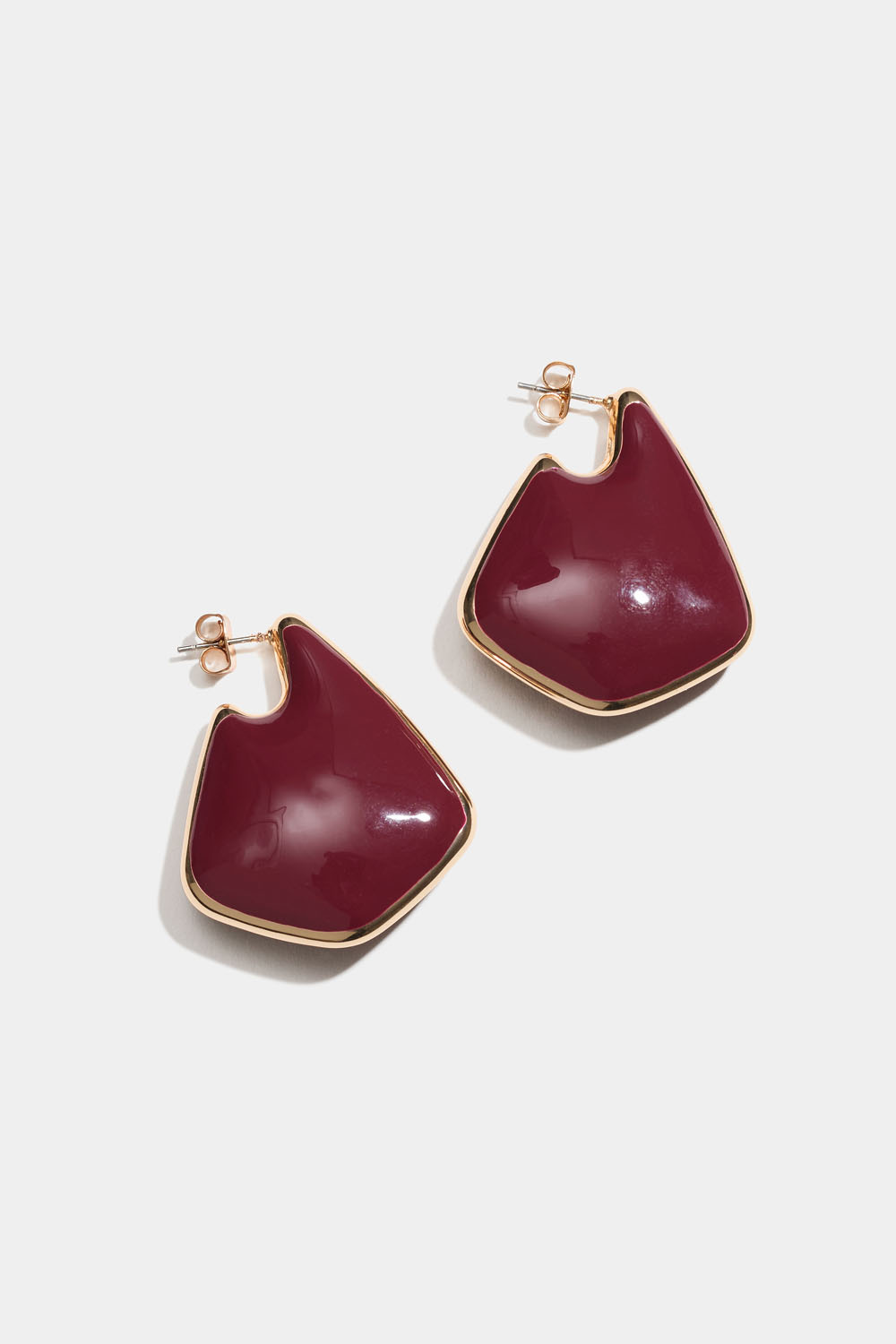 Kantiga vinröda örhängen