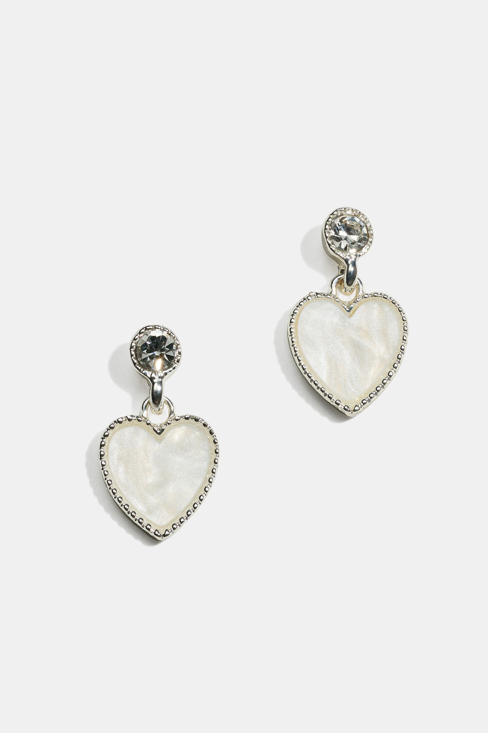 Örhängen med skimriga hjärtan