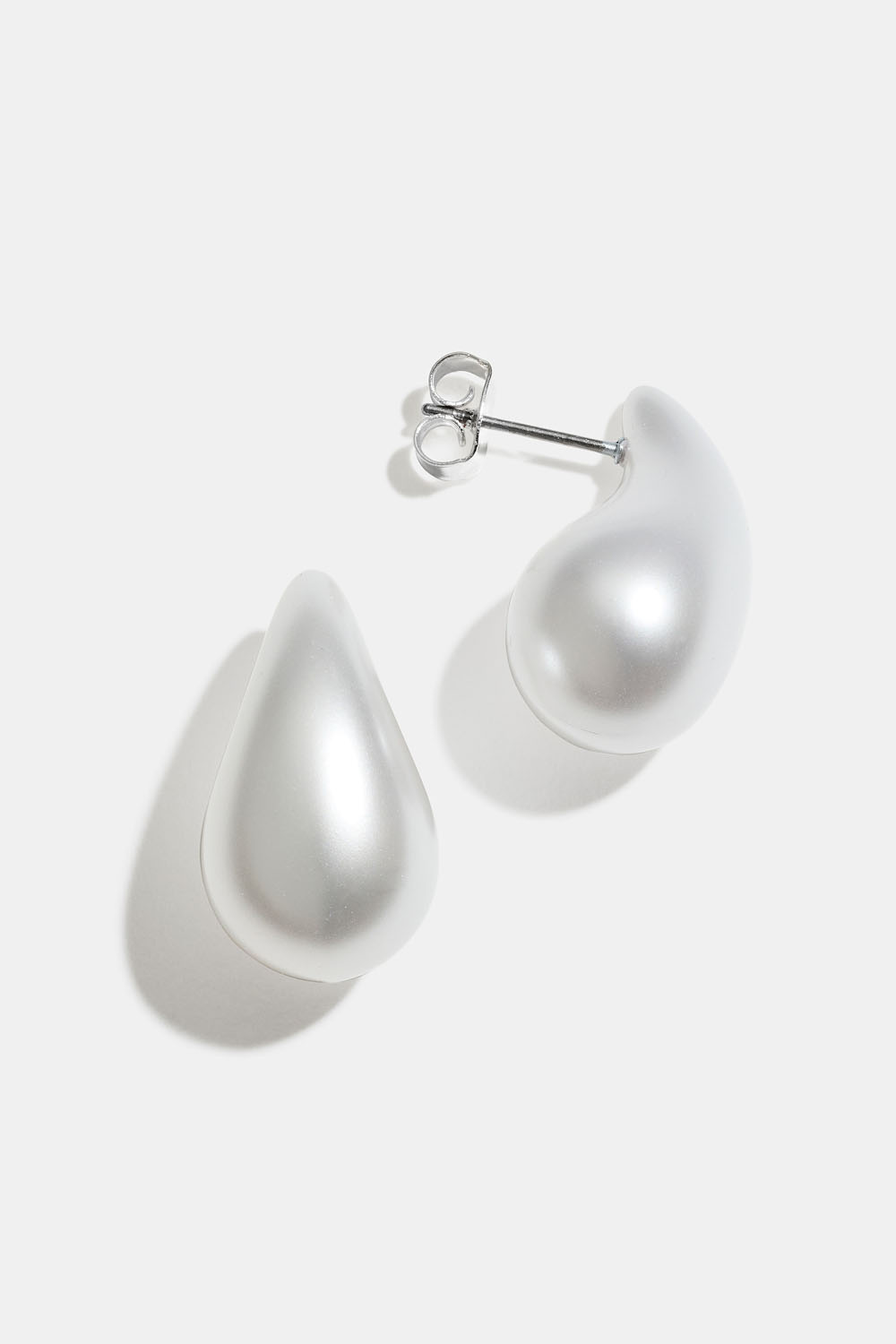 Droppörhängen med pärlemorfinish