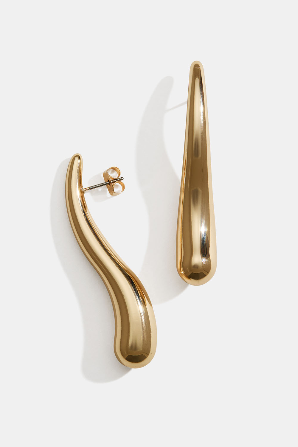 Långa guldfärgade vågiga droppörhängen