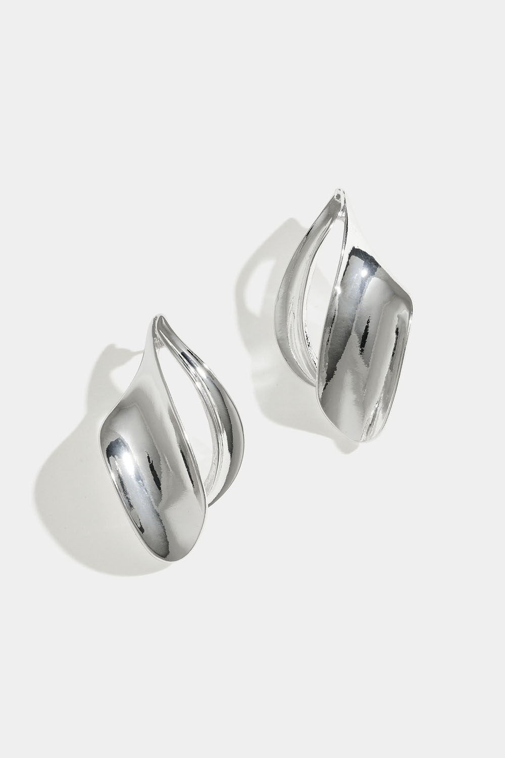 Diamantformade örhängen med rundad design