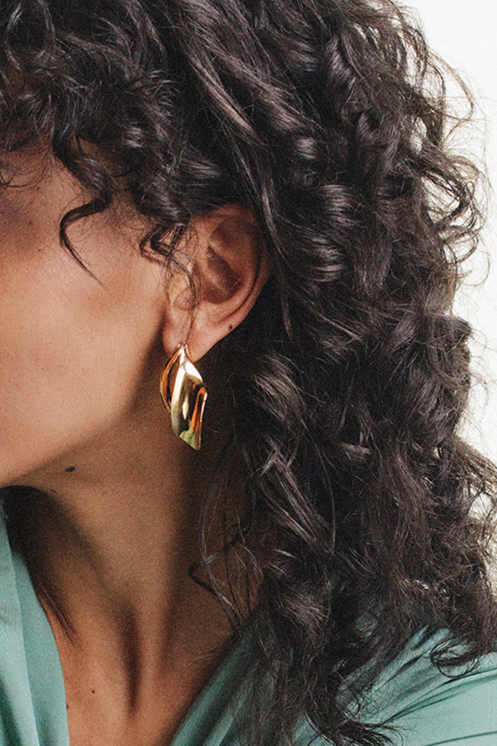 Diamantformade örhängen med rundad design, guldfärgade