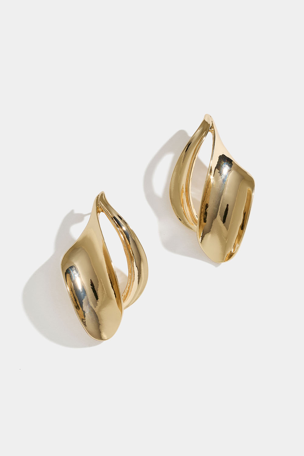 Diamantformade örhängen med rundad design, guldfärgade