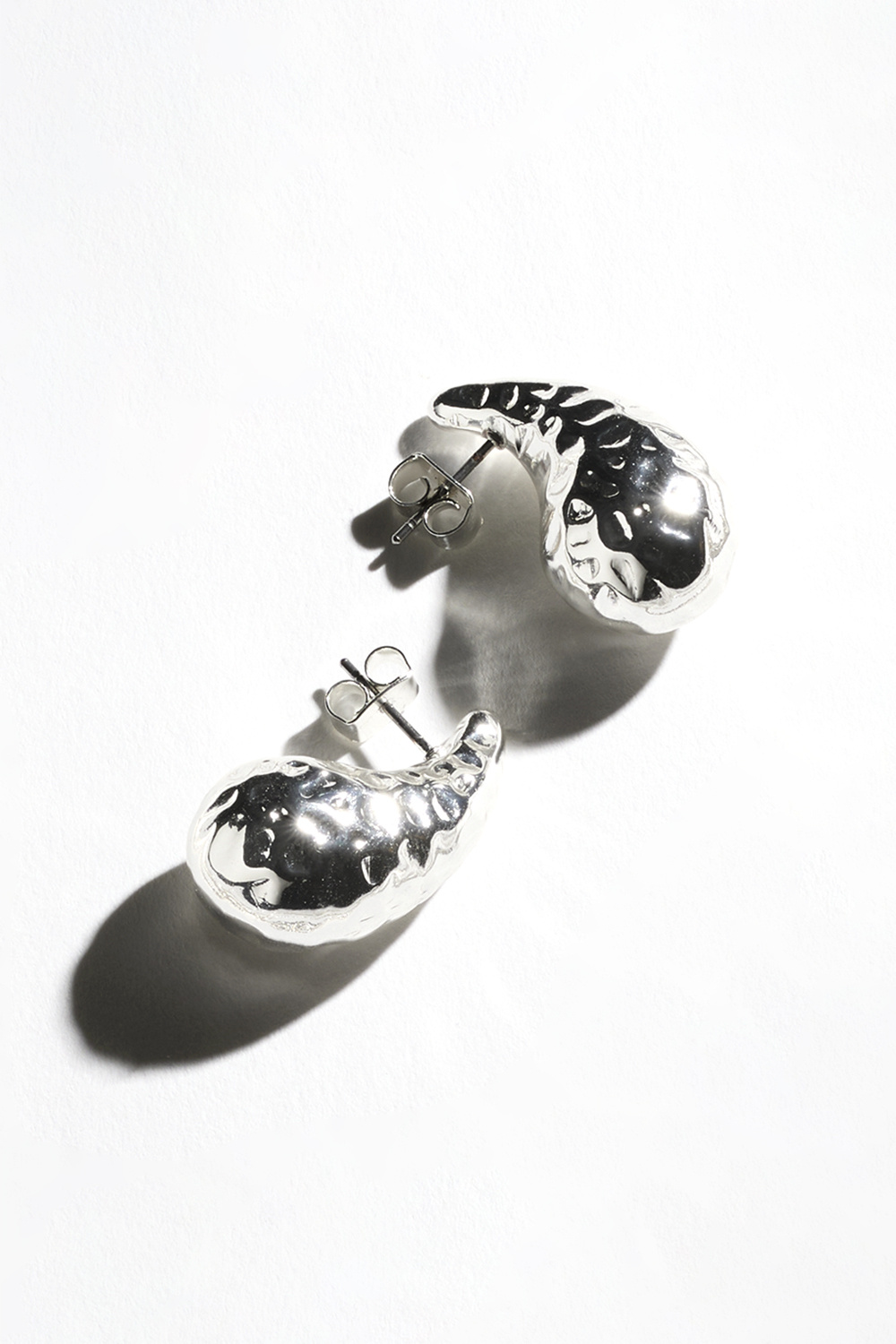 Hamrade droppörhängen, silverfärgade