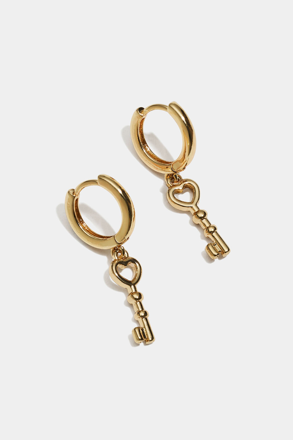 Guldfärgade hoops med nyckel