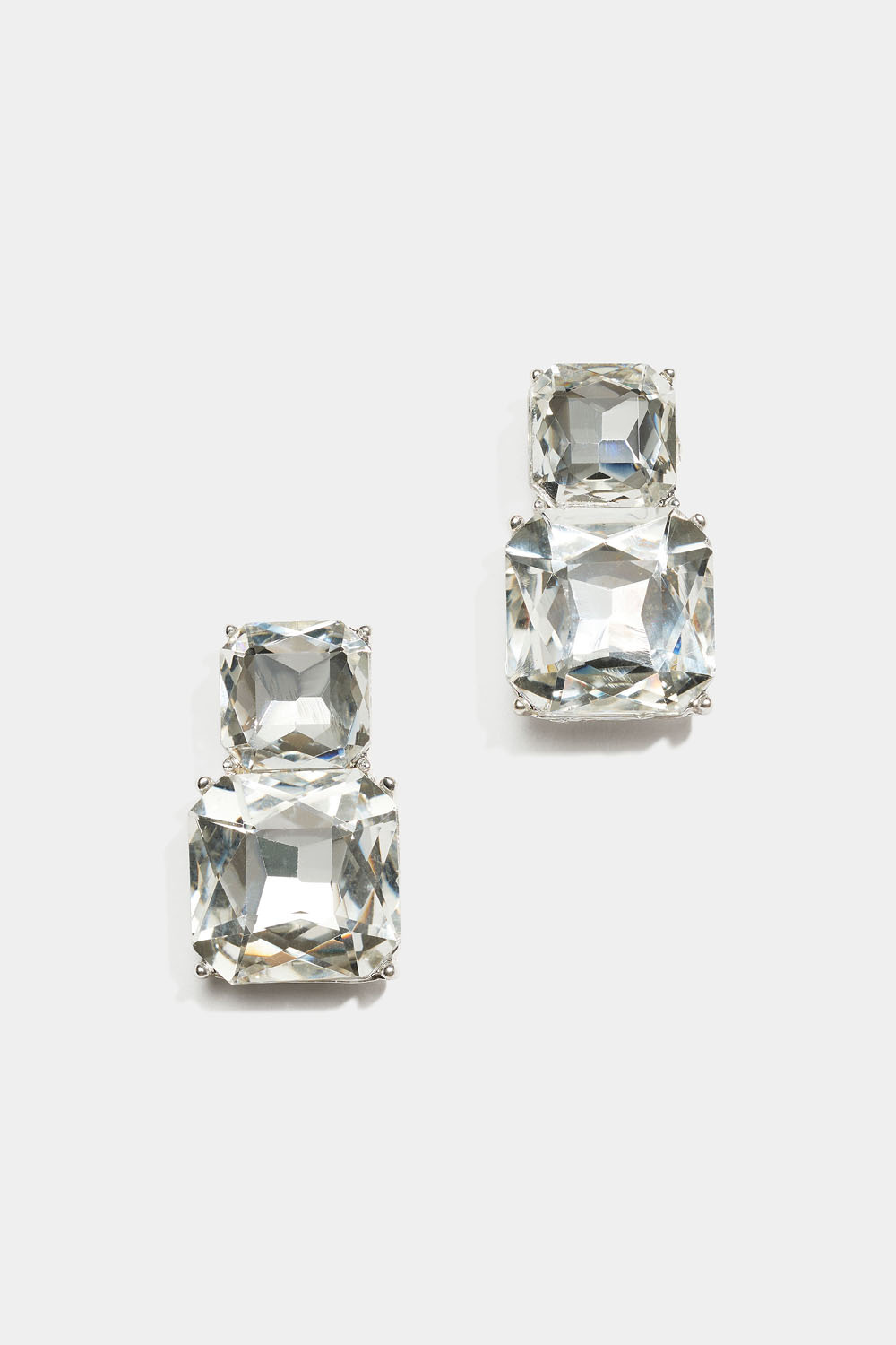 Örhängen med två kvadratiska glasstenar