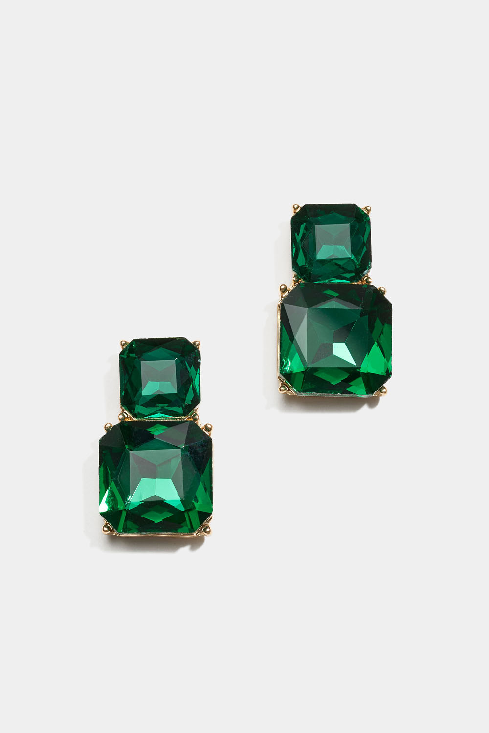 Örhängen med två gröna kvadratiska glasstenar