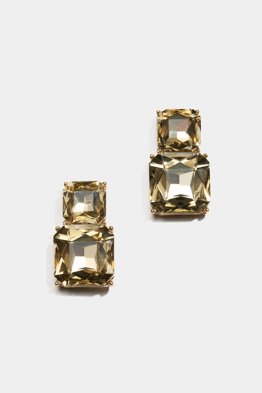 Örhängen med två ljusbruna kvadratiska glasstenar
