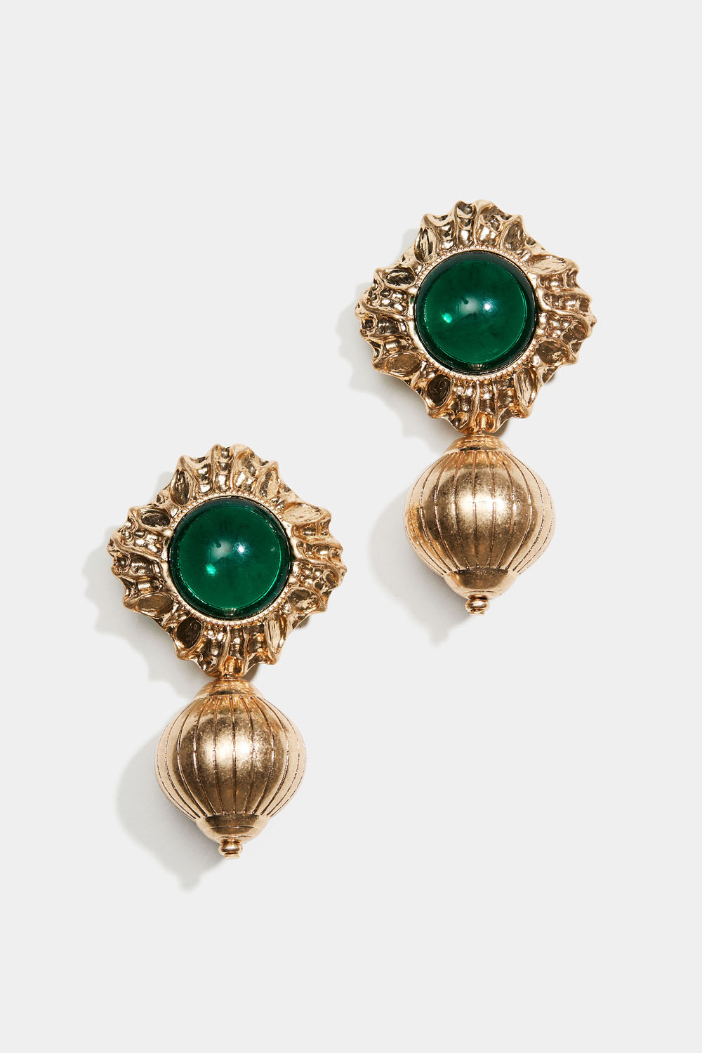 Ornamentiska örhängen med grön sten