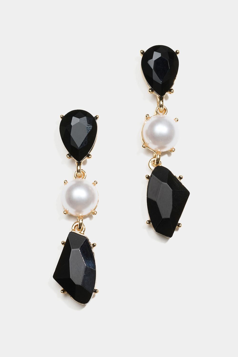 Örhängen med pärlor och svarta glasstenar
