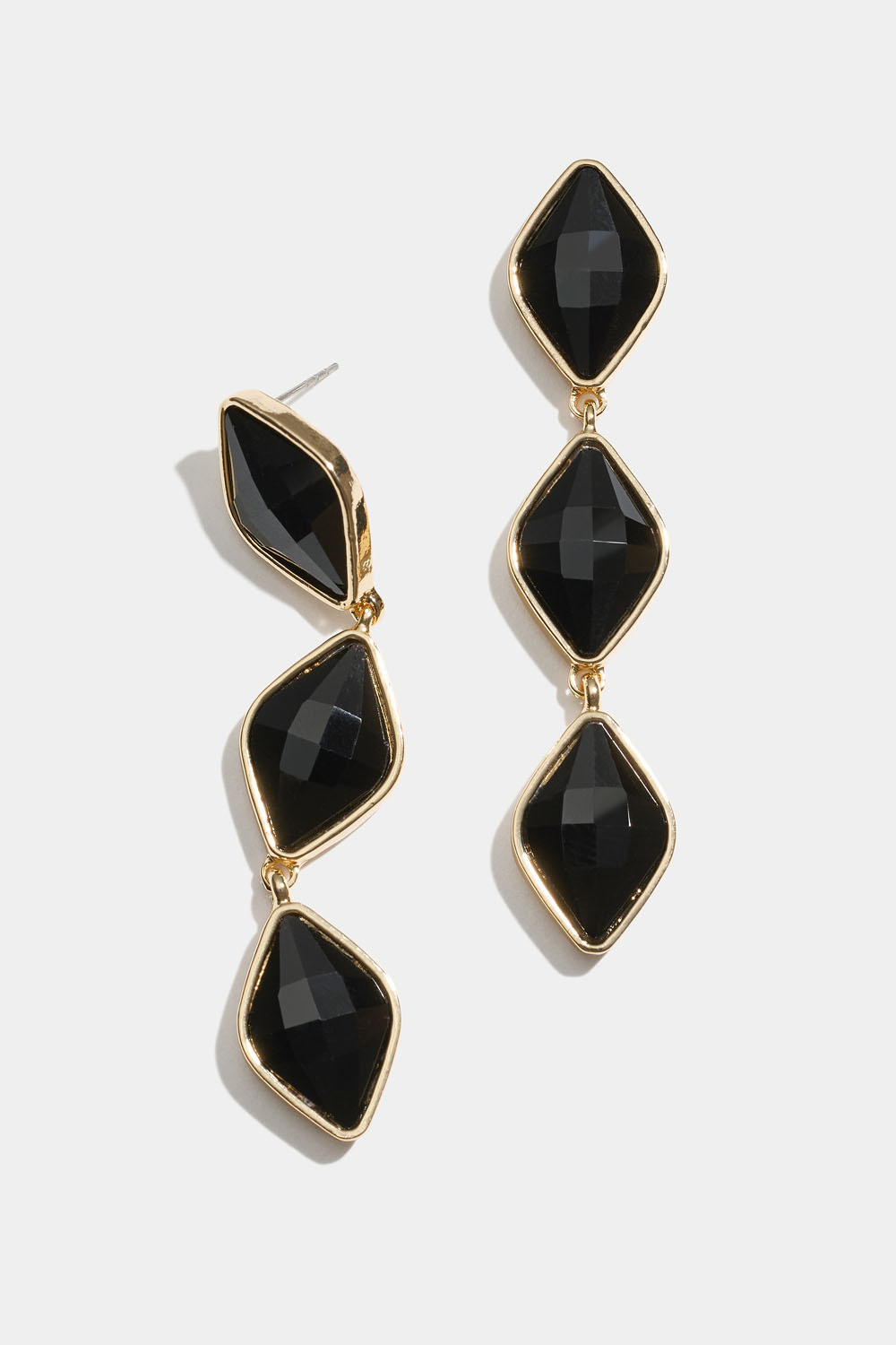 Örhängen med svarta glasstenar i diamantform