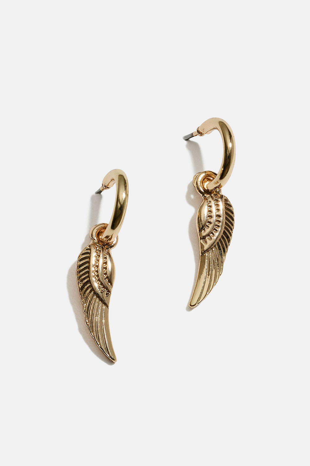 Små guldfärgade hoops med vingar