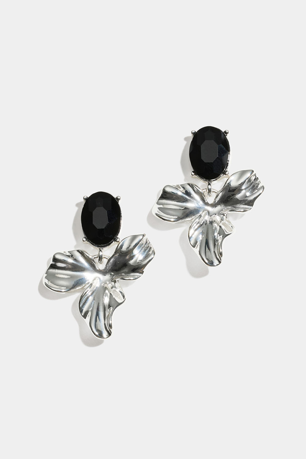 Örhängen med blad och svart glassten
