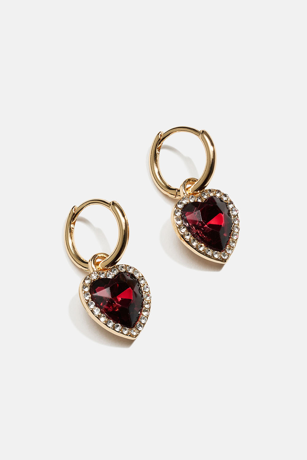 Hoops med vinröda hjärtformade glasstenar
