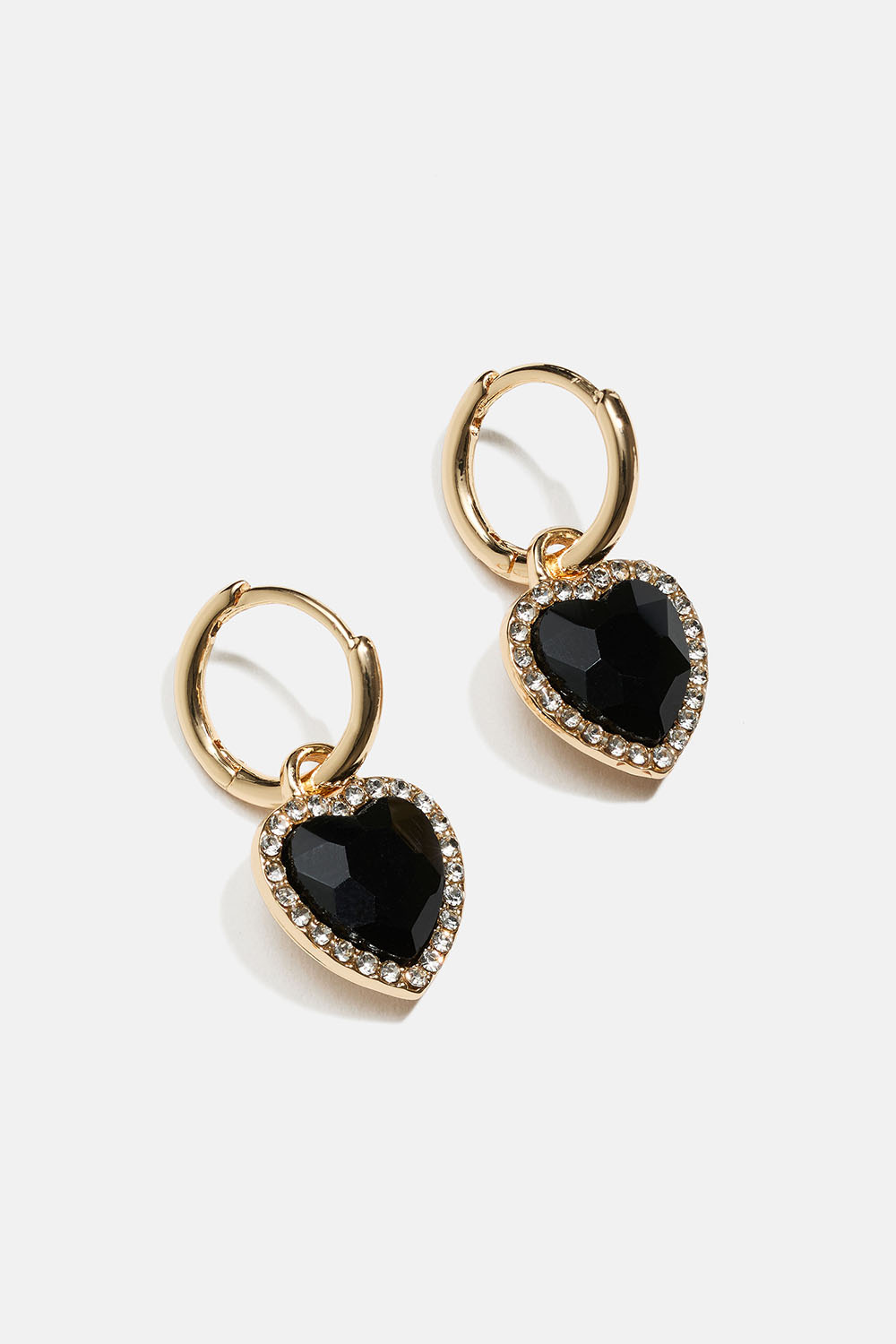 Hoops med svarta hjärtformade glasstenar