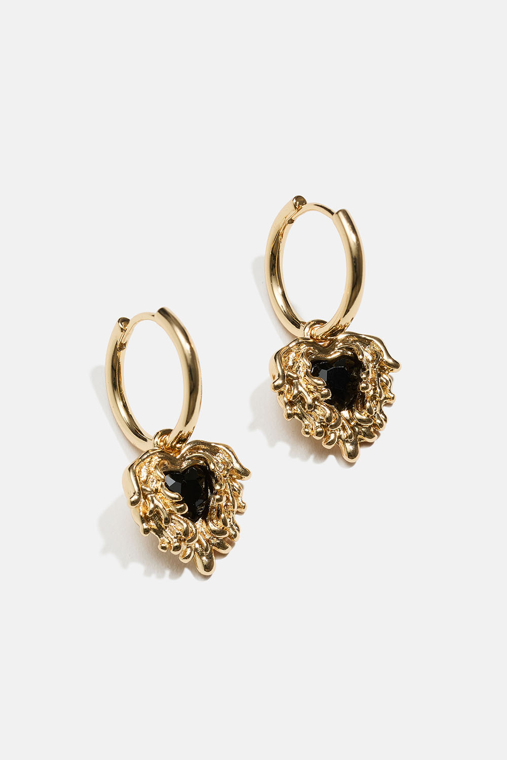 Guldfärgade hoops med hjärtan i smält design