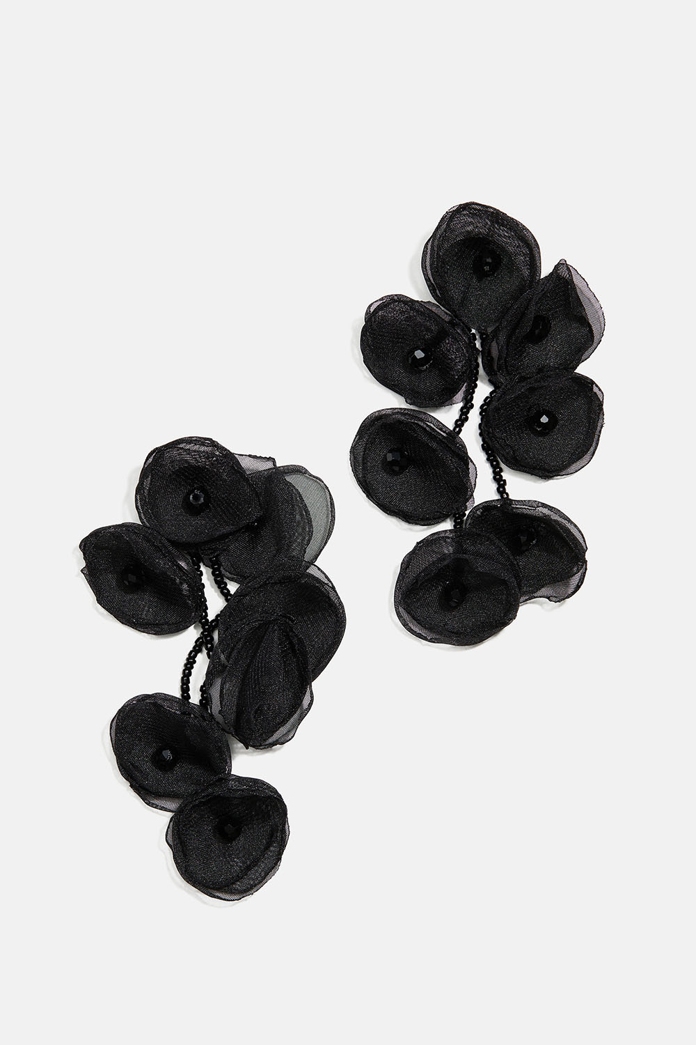 Örhängen med svarta blommor i tyg