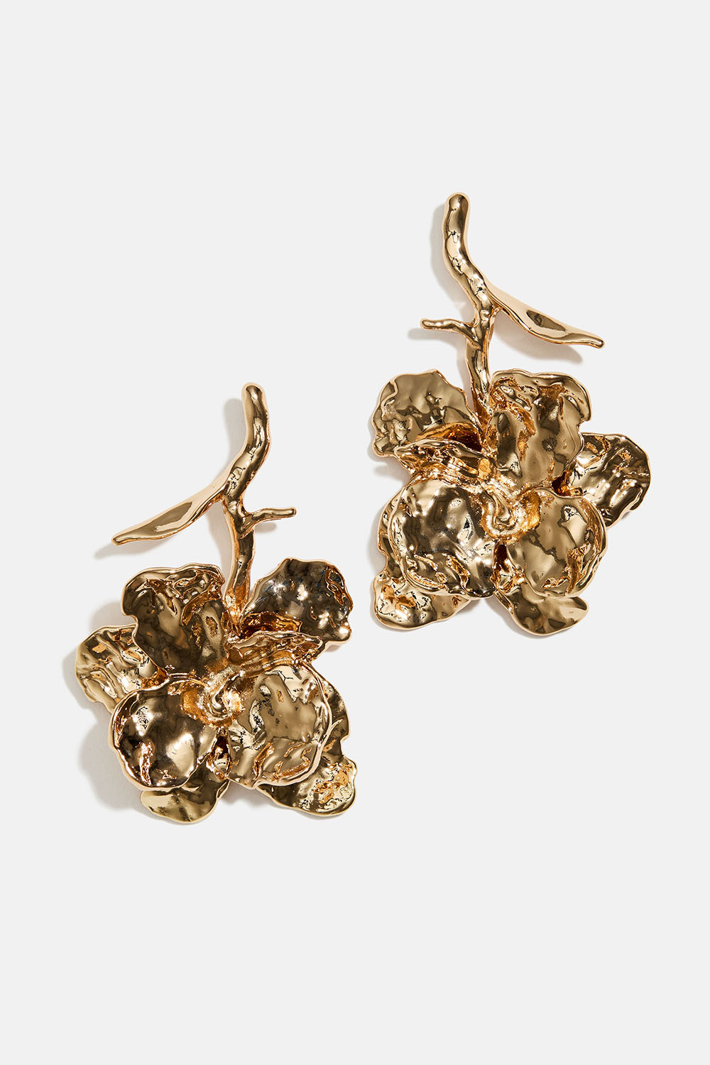 Örhängen med stora hamrade blommor