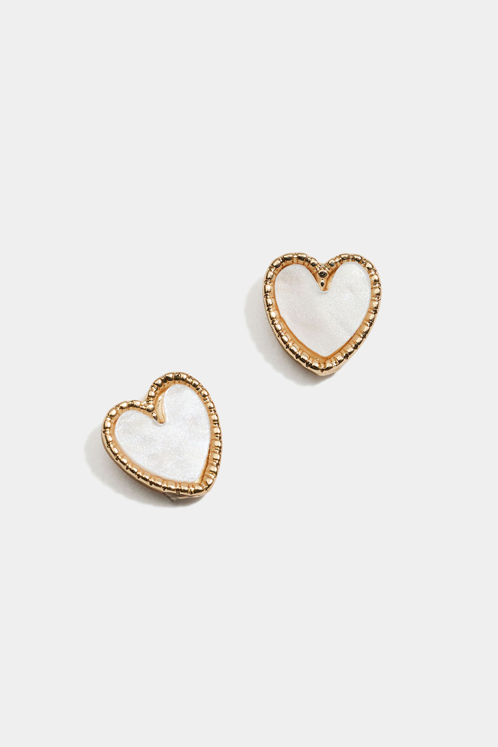 Guldfärgade studs med skimriga hjärtan