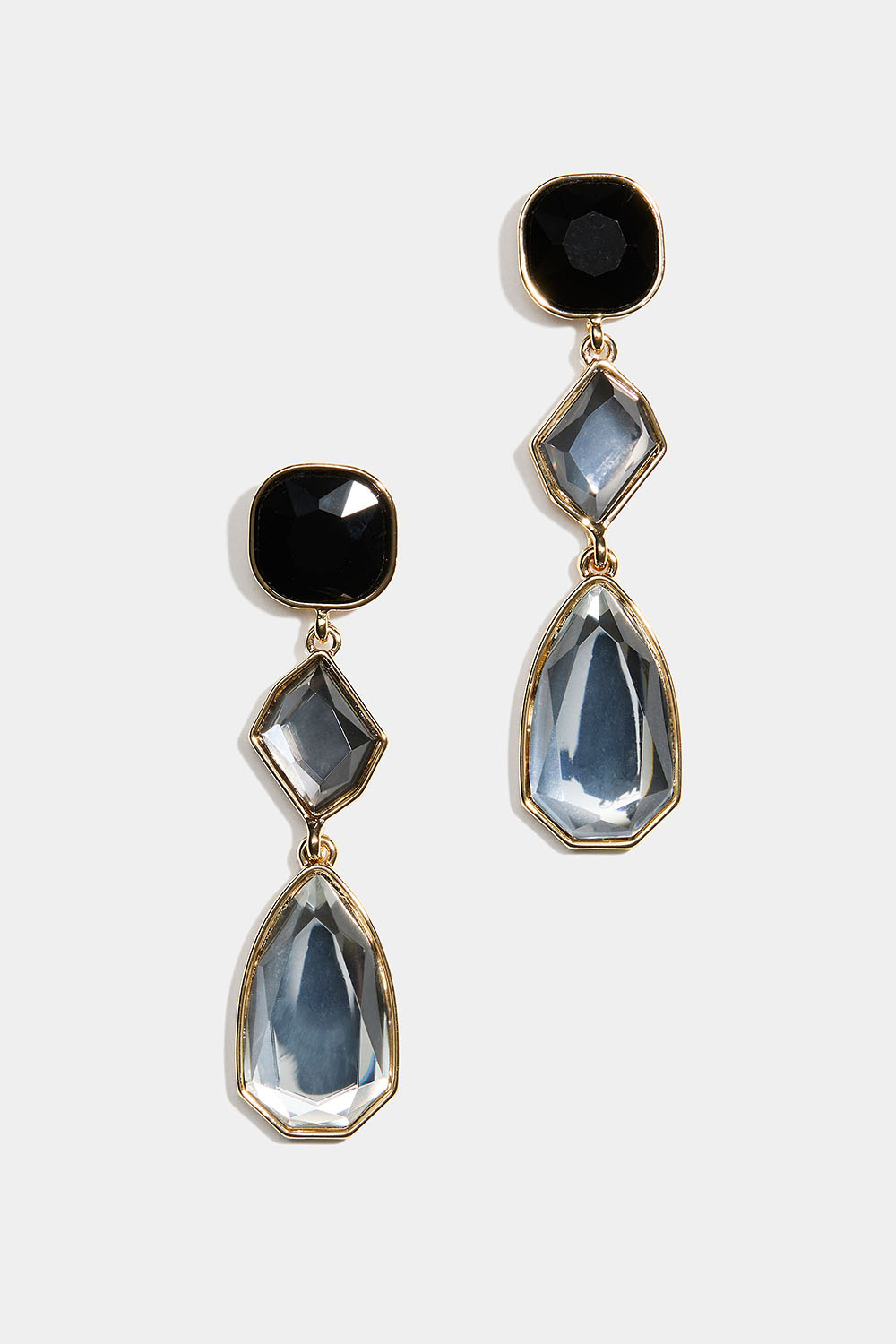 Örhängen med olikformade svart och vita stenar